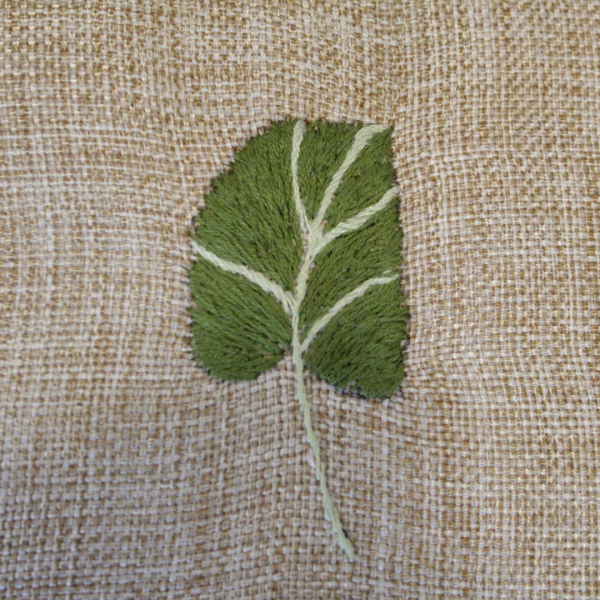 Detalle bordado hoja