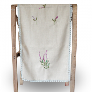 Camino de mesa con diseño de flor lavanda en bordado