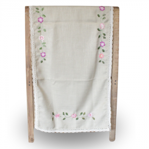 Camino de mesa con diseño de flor rosa mosqueta en bordado