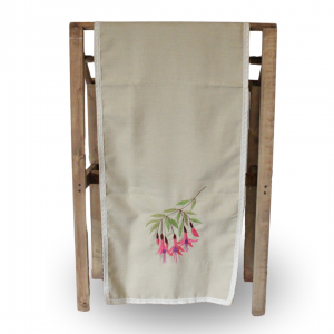 Camino de mesa con diseño de flor de chilco en bordado.